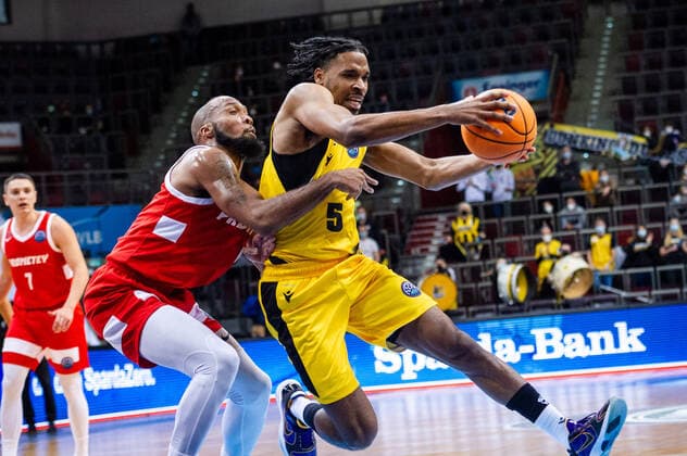 Justin Simon MHP RIESEN Ludwigsburg 5 Chris Dowe BC Prometey 0 during the BCL game MHP RIESEN Ludwigsburg vs BC Prometey on 21 12 2021 in Ludwigsburg MHPArena Germany Ludwigsburg 21 12 21 Basketball , 21 12 2021, Ludwigsburg Germany xpxsdx