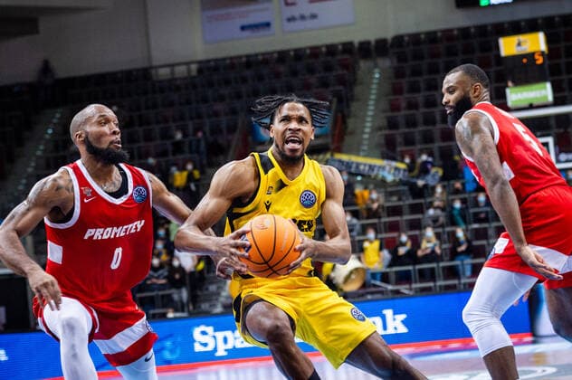Justin Simon MHP RIESEN Ludwigsburg 5 left Chris Dowe BC Prometey 0 right Sean Evans BC Prometey 5 during the BCL game MHP RIESEN Ludwigsburg vs BC Prometey on 21 12 2021 in Ludwigsburg MHPArena Germany Ludwigsburg 21 12 21 Basketball , 21 12 2021, Ludwigsburg Germany xpxsdx