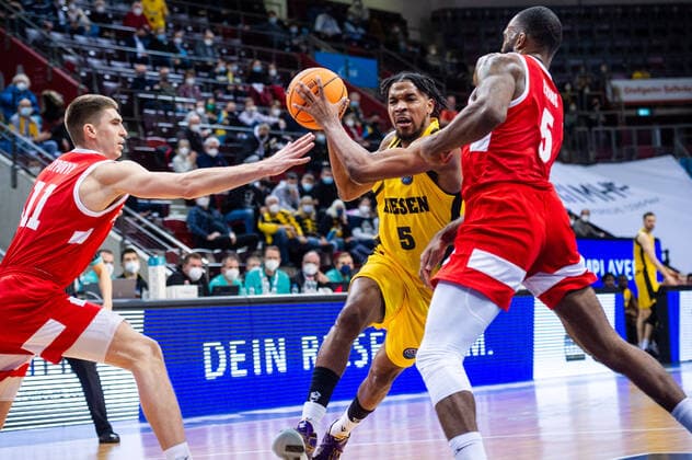 Justin Simon MHP RIESEN Ludwigsburg 5 between left Oleksandr Lypovyy BC Prometey 11 and right Sean Evans BC Prometey 5 during the BCL game MHP RIESEN Ludwigsburg vs BC Prometey on 21 12 2021 in Ludwigsburg MHPArena Germany Ludwigsburg 21 12 21 Basketball , 21 12 2021, Ludwigsburg Germany xpxsdx