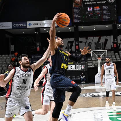 Egehan Arna (L) of Besiktas Icrypex and Phil Pressey (11) of Ewe Baskets Oldenburg during the FIBA Champions League group H match between Besiktas Icrypex and Ewe Baskets Oldenburg at Besiktas Akatlar Arena in Istanbul , Turkey on December 21 , 2021. ( Photo by Seskimphoto ) 