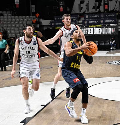 Egehan Arna (L) of Besiktas Icrypex and Phil Pressey (11) of Ewe Baskets Oldenburg during the FIBA Champions League group H match between Besiktas Icrypex and Ewe Baskets Oldenburg at Besiktas Akatlar Arena in Istanbul , Turkey on December 21 , 2021. ( Photo by Seskimphoto ) 