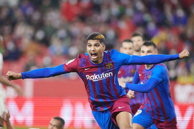 Sport Bilder des Tages December 21, 2021, Sevillia, Spain: RONALD ARAUJO of FC Barcelona, Barca celebrates a goal during the spanish league, La Liga Santander, football match played between Sevilla FC and FC Barcelona at Ramon Sanchez-Pizjuan stadium. Sevilla scored a draw 1:1 Barcelona. Sevillia Spain - ZUMAa181 20211221_zaa_a181_073 Copyright: xJoaquinxCorcherox