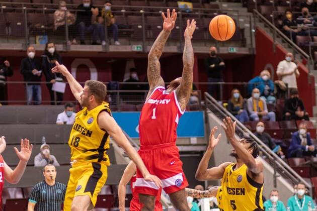 GER Jonas WOHLFARTH BOTTERMANN MHP Riesen Ludwigsburg, 18 Justin SIMON MHP Riesen Ludwigsburg, 5 DÂ Angelo HARRISON Prometey BC, 1 , MHP Riesen Ludwigsburg vs BC Prometey, basketball, Basketball Champions League, Matchday 6, 2021 2022, 21 12 2021, MHP Riesen Ludwigsburg vs BC Prometey, basketball, Basketball Champions League, Matchday 6, 2021 2022, 21 12 2021 Ludwigsburg Copyright: xEibner-Pressefotox EP_FMR