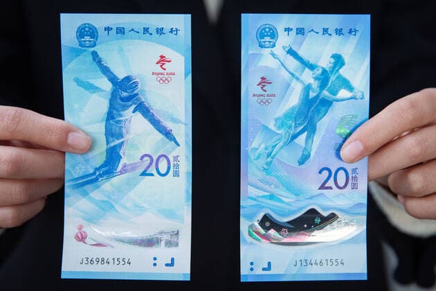 Bilder des Jahres 2021, Sport 12 Dezember Sport Themen der Woche KW51 Sport Bilder des Tages NANJING, CHINA - DECEMBER 21: A buyer shows commemorative banknotes for the Beijing 2022 Olympic Winter games, Winterspiele,Spiele, Summer games on December 21, 2021 in Nanjing, Jiangsu Province of China. China s central bank issued a set of commemorative banknotes for the Beijing 2022 Olympic Winter Games on Tuesday. The set, including a polymer note and a paper note, features a figure skater and a freestyle skiing athlete, respectively.  Copyright: xVCGx CFP111362559871 