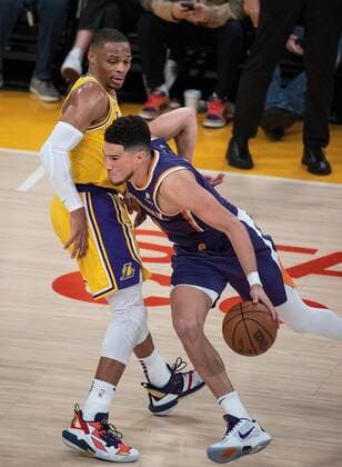 Russell Westbrook 0 of the Los Angeles Lakers is unable to block Devin Booker 1 of the Phoenix Suns during their NBA, Basketball Herren, USA game on Tuesday December 21, 2021 at the Staples Center in Los Angeles, California. Lakers vs Suns !ACHTUNG: NUR REDAKTIONELLE NUTZUNG!  Copyright: xJAVIERxROJASx GRAF983 20211222-a2f98ee96470c573866231929c6655baca23649b