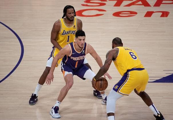 LeBron James 6 of the Los Angeles Lakers tries to get past Devin Booker 1 of the Phoenix Suns as Trevor Ariza 1 puts up a screen during their NBA, Basketball Herren, USA game on Tuesday December 21, 2021 at the Staples Center in Los Angeles, California. Lakers vs Suns !ACHTUNG: NUR REDAKTIONELLE NUTZUNG!  Copyright: xJAVIERxROJASx GRAF987 20211222-8b7a76a8786326815a17f3e8d52baea84abddd32