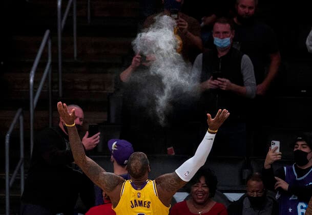 December 21, 2021, Los Angeles, California, USA: LeBron James 6 of the Los Angeles Lakers performs his talcum ritual prior to their NBA, Basketball Herren, USA game with the Phoenix Suns on Tuesday December 21, 2021 at the Staples Center in Los Angeles, California. Lakers lose to Suns, 90-108. PI Los Angeles USA - ZUMAp124 20211221_zaa_p124_001 Copyright: xJAVIERxROJASx