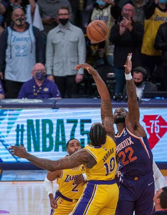 December 21, 2021, Los Angeles, California, USA: Deandre Ayton 22 of the Phoenix Suns and DeAndre Jordan 10 of the Los Angeles Lakers start their NBA, Basketball Herren, USA game on Tuesday December 21, 2021 at the Staples Center in Los Angeles, California. Lakers lose to Suns, 90-108. PI Los Angeles USA - ZUMAp124 20211221_zaa_p124_002 Copyright: xJAVIERxROJASx
