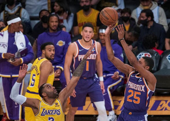 December 21, 2021, Los Angeles, California, USA: Mikal Bridges 25 of the Phoenix Suns puts a shot over Wayne Ellington 2 of the Los Angeles Lakers during their NBA, Basketball Herren, USA game on Tuesday December 21, 2021 at the Staples Center in Los Angeles, California. Lakers lose to Suns, 90-108. PI Los Angeles USA - ZUMAp124 20211221_zaa_p124_003 Copyright: xJAVIERxROJASx