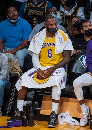 December 21, 2021, Los Angeles, California, USA: LeBron James 6 of the Los Angeles Lakers watches from the bench during their NBA, Basketball Herren, USA game with the Phoenix Suns on Tuesday December 21, 2021 at the Staples Center in Los Angeles, California. Lakers lose to Suns, 90-108. PI Los Angeles USA - ZUMAp124 20211221_zaa_p124_013 Copyright: xJAVIERxROJASx