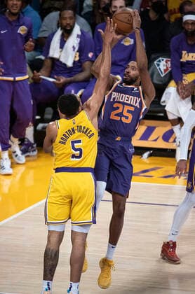 December 21, 2021, Los Angeles, California, USA: Mikal Bridges 25 of the Phoenix Suns puts a shot over Talen Horton-Tucker 5 of the Los Angeles Lakers during their NBA, Basketball Herren, USA game on Tuesday December 21, 2021 at the Staples Center in Los Angeles, California. Lakers lose to Suns, 90-108. PI Los Angeles USA - ZUMAp124 20211221_zaa_p124_016 Copyright: xJAVIERxROJASx