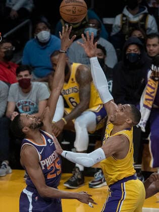 December 21, 2021, Los Angeles, California, USA: Mikal Bridges 25 of the Phoenix Suns is unable to block a shot by Russell Westbrook 0 of the Los Angeles Lakers during their NBA, Basketball Herren, USA game on Tuesday December 21, 2021 at the Staples Center in Los Angeles, California. Lakers lose to Suns, 90-108. PI Los Angeles USA - ZUMAp124 20211221_zaa_p124_040 Copyright: xJAVIERxROJASx
