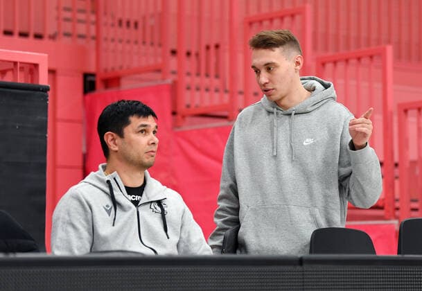 Basketball 2 Bundesliga 2020 2021 Tigers Tuebingen 22 12 2021 Training of the Tigers Tuebingen in the Paul Horn Arena Coach Daniel Jansson l and head of the business office, Jascha Maus r