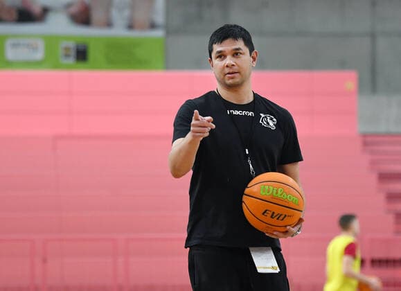 Basketball 2 Bundesliga 2020 2021 Tigers Tuebingen 22 12 2021 Training of the Tigers Tuebingen in the Paul Horn Arena Coach Daniel Jansson