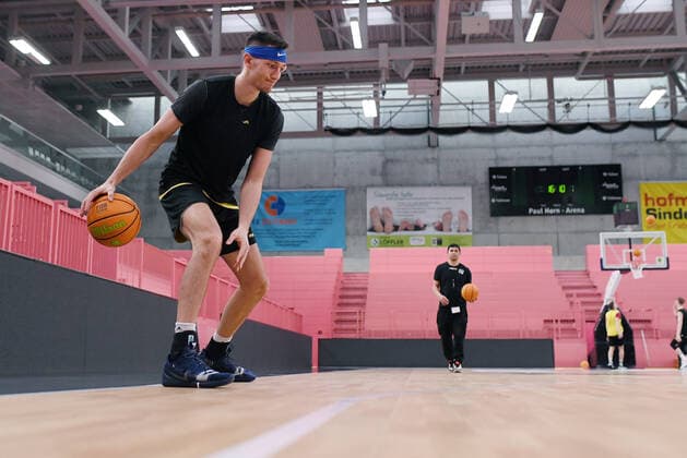 Basketball 2 Bundesliga 2020 2021 Tigers Tuebingen 22 12 2021 Tigers Tuebingen practice at Paul Horn Arena on new floor Ryan Richard Mikesell warming up.