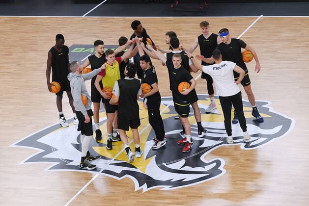 Basketball 2 Bundesliga 2020 2021 Tigers Tuebingen 22 12 2021 Tigers Tuebingen practice at Paul Horn Arena on new floor Team circle Tigers, coach Daniel Jansson center.