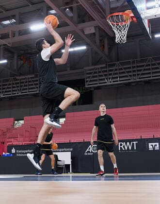Basketball 2 Bundesliga 2020 2021 Tigers Tuebingen 22 12 2021 Training of the Tigers Tuebingen in the Paul Horn Arena on the new parquet Mateo Seric li and Aatu Kivimaeki re behind