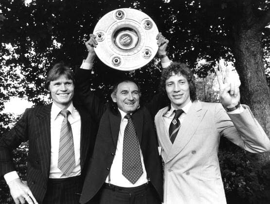 Football Bundesliga Season 1978 79 German Football Champion 1979 Hamburger SV Peter Nogly, Branco Zebec and Rudi Kargus from left present the championship cup Aufn 09 06 1979 Only for journalistic use Only for editorial use HM