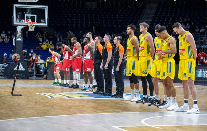 Basketball EuroLeague, ALBA Berlin AS Monaco, Matchday 17, Mercedes Benz Arena Teams stand on the court before the start of the game ALBA Berlin AS Monaco