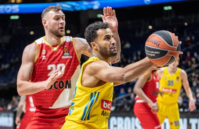 Basketball EuroLeague, ALBA Berlin AS Monaco, Matchday 17, Mercedes Benz Arena Donatas Motiejunas of AS Monaco fights ALBAs Johannes Thiemann r for the ball ALBA Berlin AS Monaco