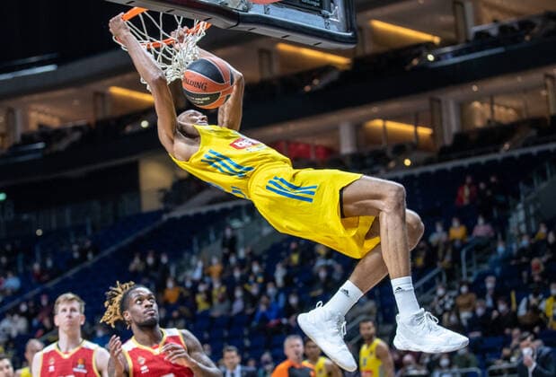 Basketball EuroLeague, ALBA Berlin AS Monaco, Matchday 17, Mercedes Benz Arena ALBAs Louis Olinde puts the ball in the basket and hangs on to it ALBA Berlin AS Monaco