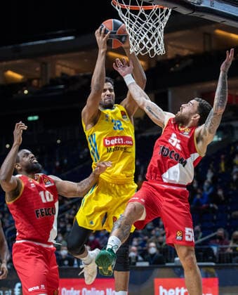 Basketball EuroLeague, ALBA Berlin AS Monaco, Matchday 17, Mercedes Benz Arena ALBAs Johannes Thiemann M jumps to the basket against Mike James r and Will Thomas of AS Monaco ALBA Berlin AS Monaco