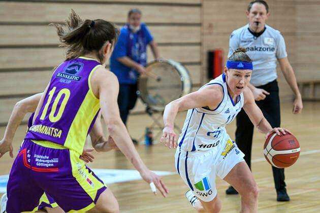 Halle, Germany 22 December 2021 1 BBL women 2021 2022 Gisa Lions SV Halle vs medical instinct violets BG74 v li Vasiliki Karambatsa Goettingen and Rachael Vanderwal Halle SWH arena Sachsen Anhalt. Copyright: xFotostandx xxBallaschx