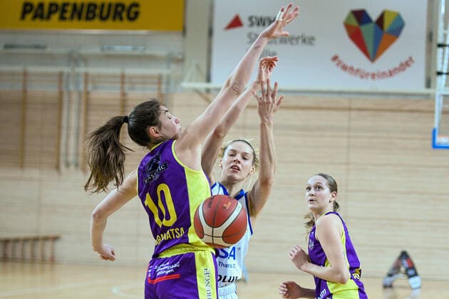 Halle, Germany 22 December 2021 1 BBL women 2021 2022 Gisa Lions SV Halle vs medical instinct violets BG74 v li in duel Vasiliki Karambatsa Goettingen and Meret Kleine Beek Halle SWH arena Saxony Anhalt Copyright: xFotostandx xxBallaschx