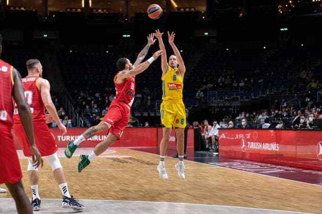 Basketball Berlin 22 12 2021 Season 2021 2022 Euroleague Regular Season Alba Berlin AS Monaco Marcus Eriksson Alba Berlin, No 08 Mike James Monaco, No 55