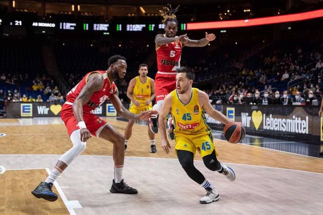 Basketball Berlin 22 12 2021 Season 2021 2022 Euroleague Regular Season Alba Berlin AS Monaco Tamir Blatt Alba Berlin, No 45 Paris Lee Monaco, No 05 Donta Hall Monaco, No 45