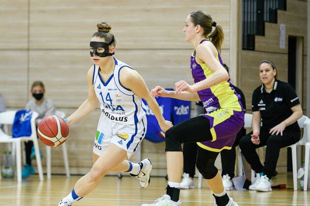 Halle, Germany 22 December 2021 1 BBL women 2021 2022 Gisa Lions SV Halle vs medical instinct violets BG74 v li Lotta Stach Halle and Kristyna Brabencova Goettingen SWH arena Sachsen Anhalt Copyright: xFotostandx xxBallaschx