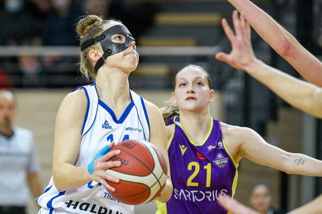 Halle, Germany 22 December 2021 1 BBL women 2021 2022 Gisa Lions SV Halle vs medical instinct violets BG74 v li Lotta Stach Halle and Kristyna Brabencova Goettingen SWH arena Sachsen Anhalt Copyright: xFotostandx xxBallaschx