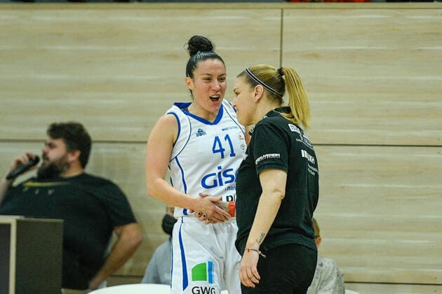 Halle, Germany 22 December 2021 1 BBL ladies 2021 2022 Gisa Lions SV Halle vs medical instinct violets BG74 v li Eilidh Simpson Halle and Head Coach Katerina Hatzidaki Halle SWH arena Saxony Anhalt Copyright: xFotostandx xxBallaschx
