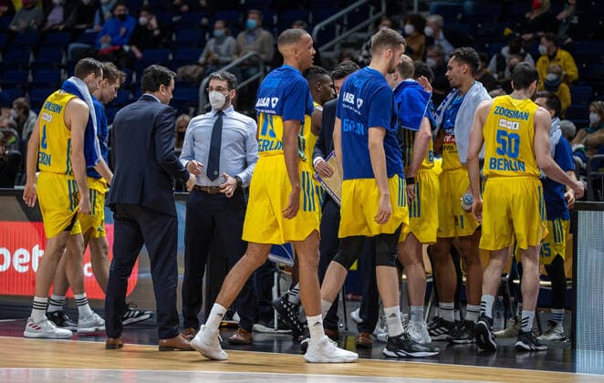 Basketball EuroLeague, ALBA Berlin AS Monaco, Matchday 17, Mercedes Benz Arena ALBAs head coach Israel Gonzalez 3 v l and assistant coach Thomas Paech stand during a timeout on the court ALBA Berlin AS Monaco