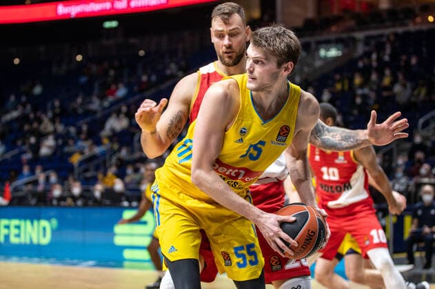 Basketball EuroLeague, ALBA Berlin AS Monaco, Matchday 17, Mercedes Benz Arena ALBAs Ben Lammers fights for the ball ALBA Berlin AS Monaco