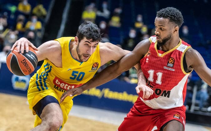Basketball EuroLeague, ALBA Berlin AS Monaco, Matchday 17, Mercedes Benz Arena ALBAs Yovel Zoosman l fights for the ball against Alpha Diallo of AS Monaco ALBA Berlin AS Monaco