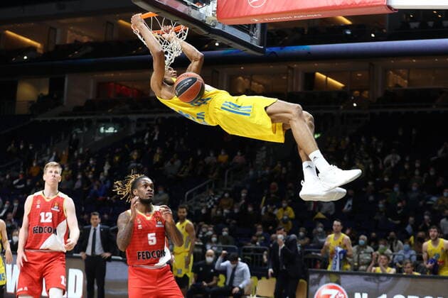 DEU, Euroleague, ALBA vs AS Monaco, 22 12 2021, Mercedes Benz Arena, Berlin, DEU, Euroleague, ALBA vs AS Monaco, in picture dunking of Louis Olinde ALBA Berlin 19 , Paris Lee AS Monaco 5 , Brock Motum AS Monaco 12 nordphotoxGmbHx xEngler nph00076