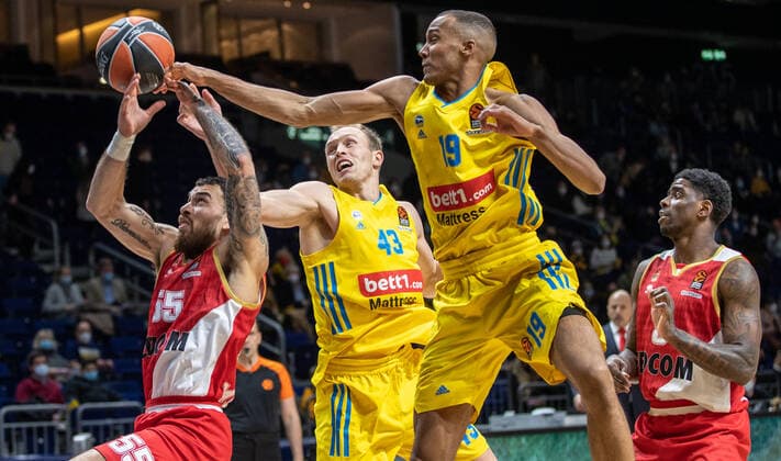 Basketball EuroLeague, ALBA Berlin AS Monaco, Matchday 17, Mercedes Benz Arena Mike James l r of AS Monaco fights for the ball against ALBAs Luke Sikma and Louis Olinde ALBA Berlin AS Monaco
