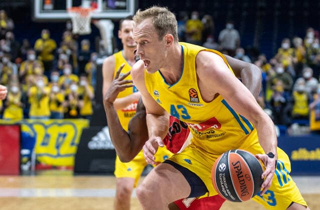 Basketball EuroLeague, ALBA Berlin AS Monaco, Matchday 17, Mercedes Benz Arena ALBAs Luke Sikma plays the ball ALBA Berlin AS Monaco