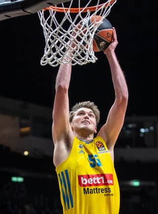 Basketball EuroLeague, ALBA Berlin AS Monaco, Matchday 17, Mercedes Benz Arena ALBAs Ben Lammers jumps with the ball to the basket ALBA Berlin AS Monaco