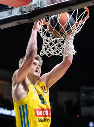 Basketball EuroLeague, ALBA Berlin AS Monaco, Matchday 17, Mercedes Benz Arena ALBAs Ben Lammers puts the ball in the basket and hangs on to it ALBA Berlin AS Monaco