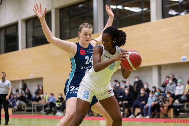 1 Basketball Bundesliga Women Capitol Bascats Duesseldorf vs. Eisvögel USC Freiburg, 22 12 2021 Lina Sunday Shiori Yasuma 24 Eisvoegel USC Freiburg and Maryam Adepoju Olatunji 2 Capitol Bascats Duesseldorf 1 Basketball Bundesliga Women Capitol Bascats Duesseldorf vs. Eisvögel USC Freiburg on 22 12 2021, Duesseldorf Copyright: xBEAUTIFULxSPORTS KennyxBeelex