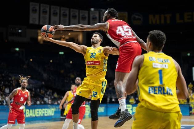Basketball Berlin 22 12 2021 Season 2021 2022 Euroleague Regular Season Alba Berlin AS Monaco Johannes Thiemann Alba Berlin, No 32 Donta Hall Monaco, No 45