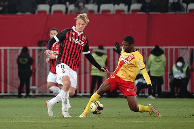 Kasper Dolberg (OGC Nice) - Check Doucoure (RC Lens) FOOTBALL : OGC Nice vs RC lens - Ligue 1 Uber Eats - Nice -22 12 2021 NorbertScanella Panoramic 