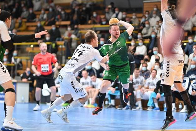 Handball I Herren I Saison 2021-2022 I 2. HBL I 18. Spieltag I VfL Lübeck-Schwartau - DJK Rimpar Wölfe I 22.12.2021 Paul Skorupa (14, VfL Lübeck-Schwartau) hält Steffen Kaufmann (18, DJK Rimpar WoÌˆlfe) Lübeck Hansehalle Schleswig-Holstein Deutschland Copyright: xLobeca Kabenx