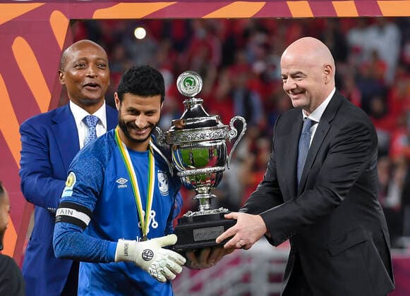 Bilder des Jahres 2021, Sport 12 Dezember Sport Themen der Woche KW51 Sport Bilder des Tages (211223) -- AL RAYYAN, Dec. 23, 2021 -- FIFA President Gianni Infantino (R) presents the winner s trophy to Al Ahly s goalkeeper Mohamed el-Shenawy (C) after the Confederation of African Football (CAF) Super Cup 2021 final match between Al Ahly of Egypt and Raja Casablanca of Morocco at the Ahmed bin Ali Stadium in Al-Rayyan, Qatar, Dec. 22, 2021. (Photo by Xinhua) (SP)QATAR-AL RAYYAN-FOOTBALL-CAF SUPER CUP-FINAL Nikku 