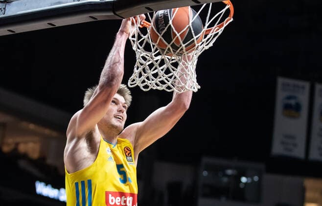 Basketball EuroLeague, ALBA Berlin AS Monaco, Matchday 17, Mercedes Benz Arena ALBAs Ben Lammers puts the ball in the basket and hangs on to it ALBA Berlin AS Monaco