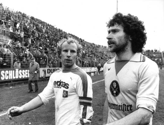 Fußball-Bundesliga 1977 78. Borussia Mönchengladbach - Eintracht Braunschweig 3:1 18.03.1978. Berti Vogts (BMG li.) und Paul Breitner (BRS) gehen nach dem Spiel vom Platz. *** Football Bundesliga 1977 78 Borussia Mönchengladbach Eintracht Braunschweig 3 1 18 03 1978 Berti Vogts BMG li and Paul Breitner BRS leave the pitch after the match HM