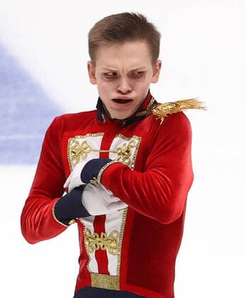 Bilder des Jahres 2021, Sport 12 Dezember Sport Themen der Woche KW51 Sport Bilder des Tages ST PETERSBURG, RUSSIA â€“ DECEMBER 23, 2021: Athlete Mikhail Kolyada performs during a men s short programme event as part of the 2022 Russian Figure skating, Eiskunstlauf Championships, at the Yubuleiny Arena. Peter Kovalev TASS  TS11D016