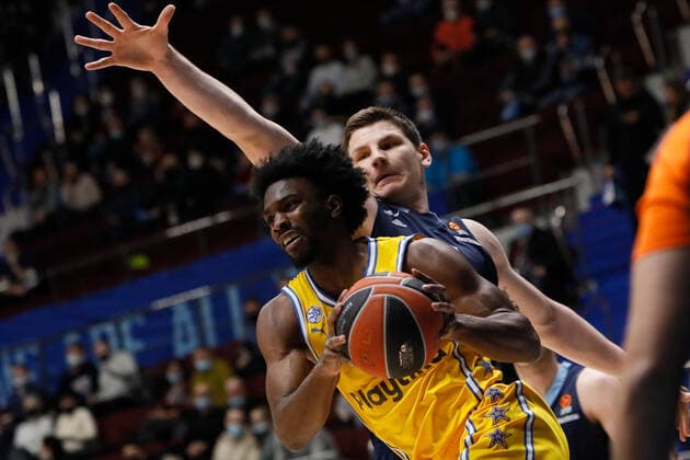 Zenit St Petersburg V Maccabi Playtika Tel Aviv - Turkish Airlines EuroLeague Keenan Evans 2 of Maccabi Playtika Tel Aviv and Arturas Gudaitis 77 of Zenit in action during the EuroLeague Basketball match between Zenit St. Petersburg and Maccabi Playtika Tel Aviv on December 23, 2021 at Sibur Arena in Saint Petersburg, Russia. Saint Petersburg Russia  Copyright: xMikexKireevx originalFilename:kireev-notitle211223_npNLC.jpg